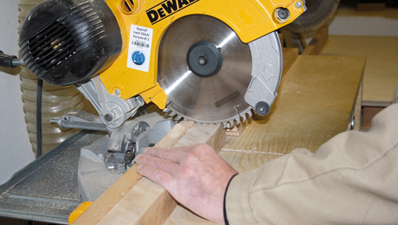 Mann arbeitet an Säge